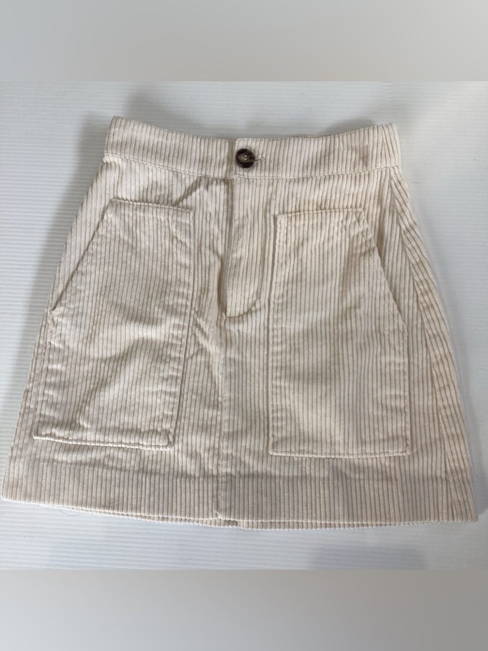 H&M Size 2 Corduroy Cream Skirt with 2 front deep pockets Zipper With button